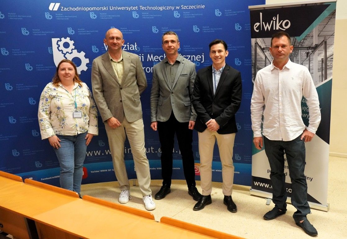1. Przedstawiciele firmy ELWIKO wraz z Dziekanem.