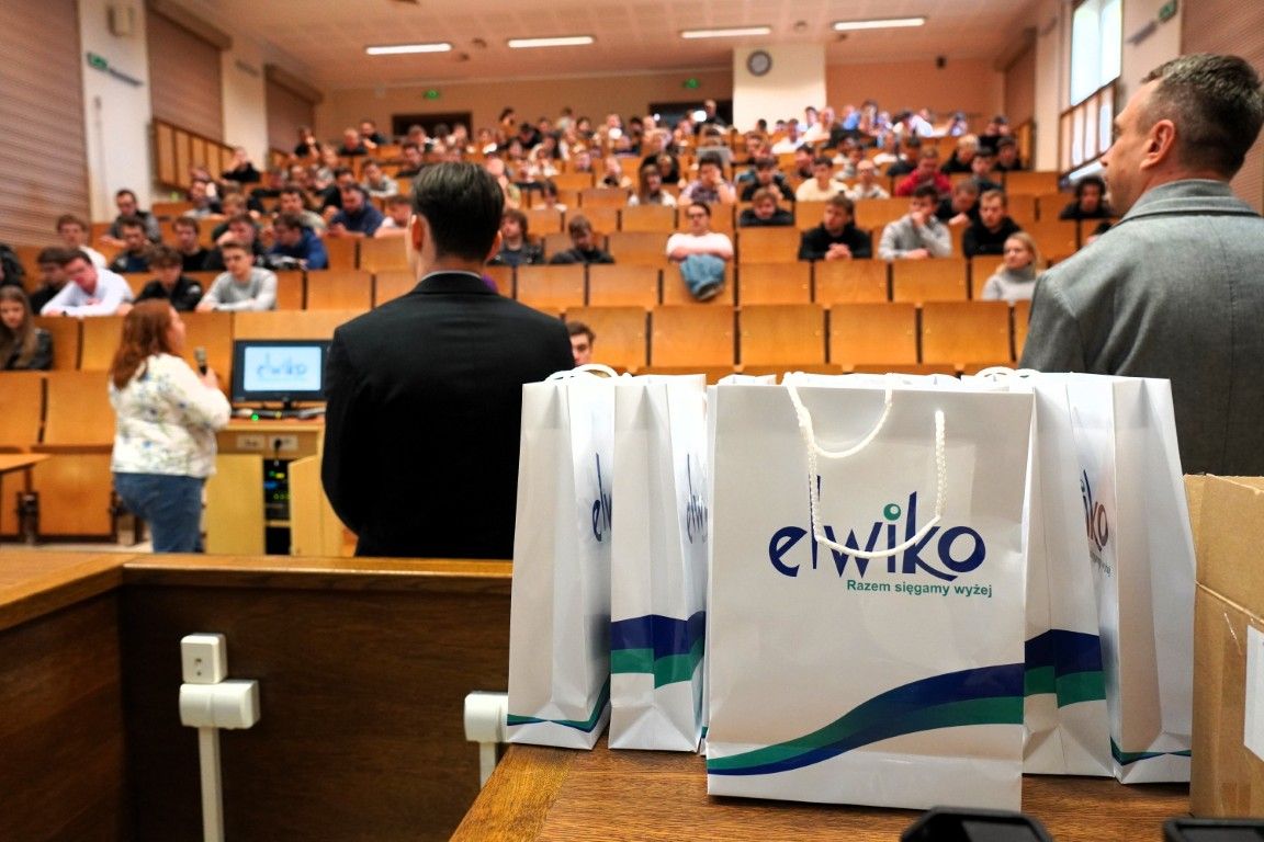 2. Firma prezentująca się podczas spotkania ze studentami.