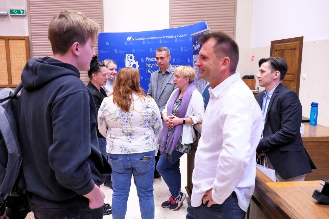 4. Rozmowy studentów z przedstawicielami firmy.