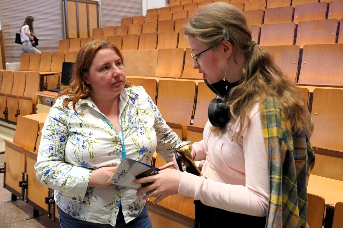 7. Rozmowa studentki z przedstawicielką firmy.