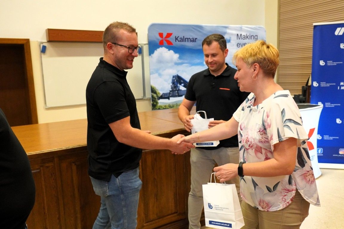 03. Wręczenie upominków dla firmy.