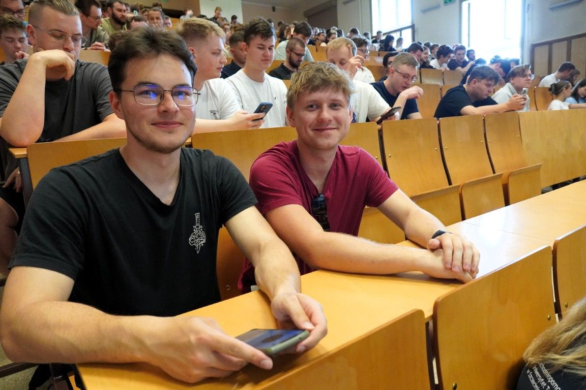 10. Studenci podczas spotkania z firmą.