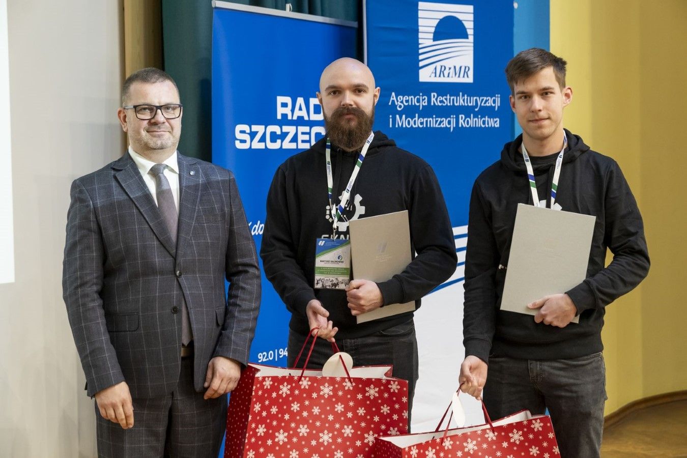 3. Studenci WIMiM odbierający nagrody.