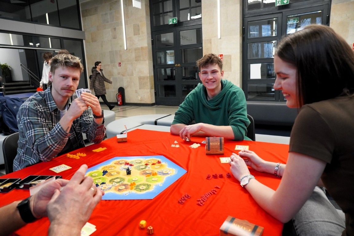 04. Studenci podczas gier planszowych na wydziale.