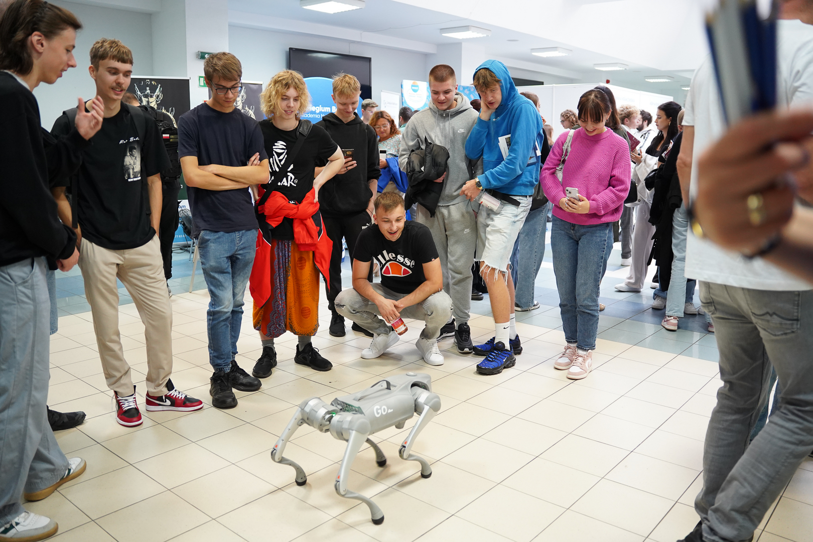 6. Robot pies wraz z uczestnikami targów.