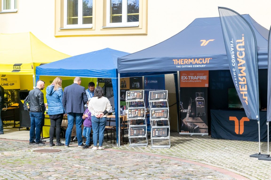 8. Stanowiska wystawiennicze firm uczestniczących w seminarium.