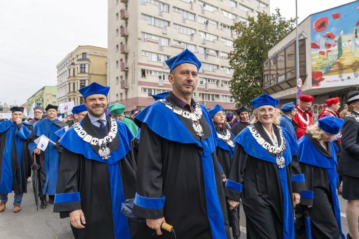 03. Władze Uczelni na Spacerku na Uniwerek.