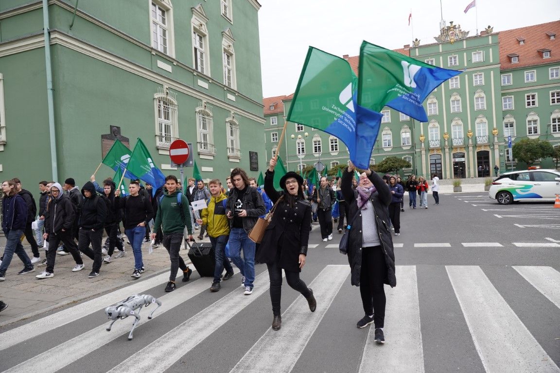 07. Przemarsz społeczności akademickiej ulica Szczecina.