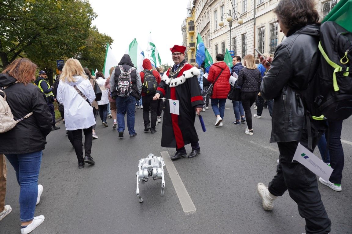 08. Prorektor Telesiński wraz z robo psem podczas przemarszu.