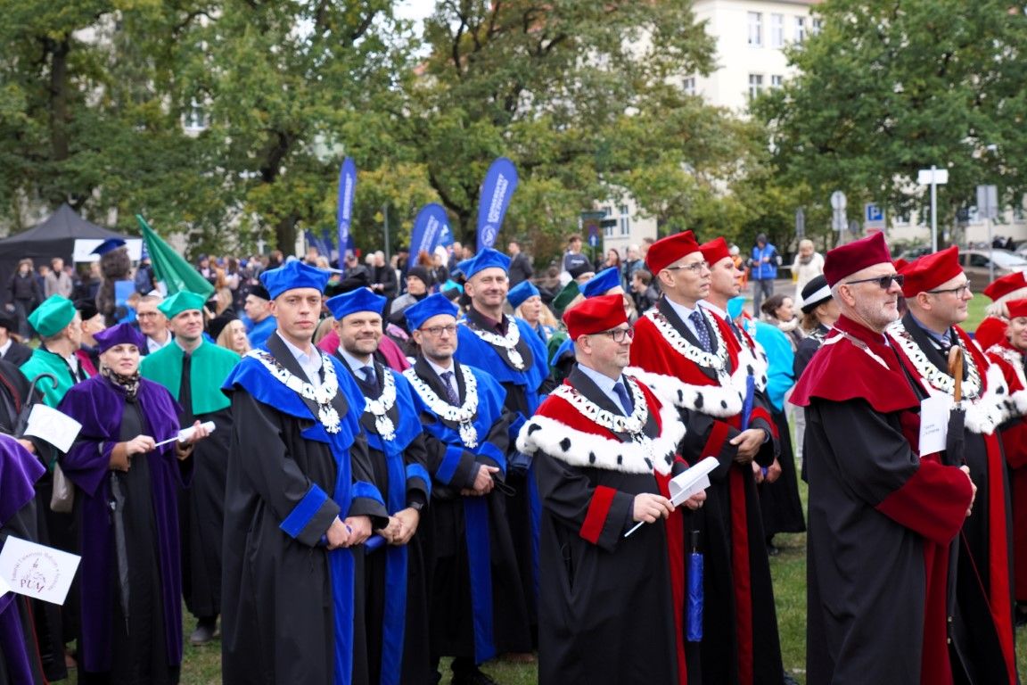 10. Władze Uczelni podczas przemarszu.