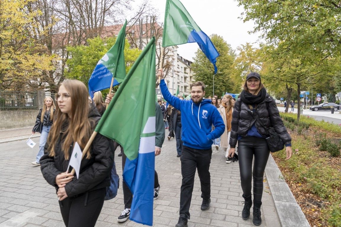 11. Uczestnicy Spacerku na Uniwerek z flagą ZUT.