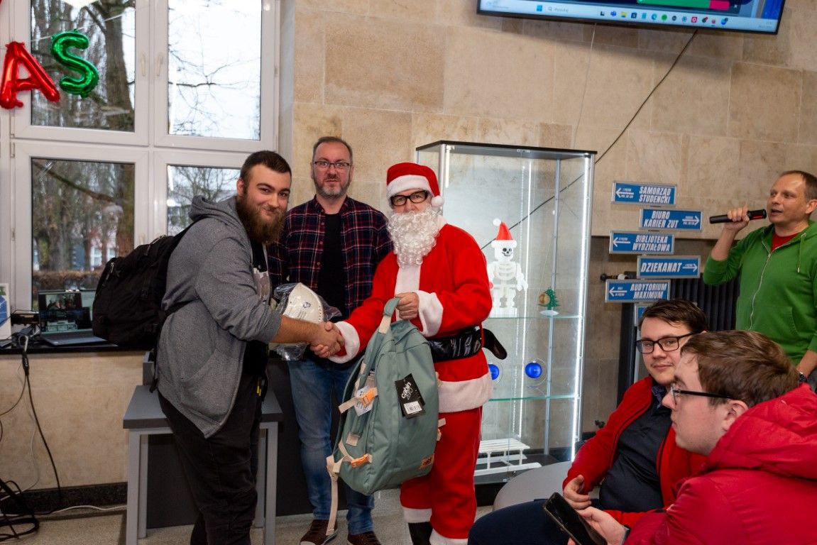 36. Jeden z wygranych studentów odbiera nagrodę.