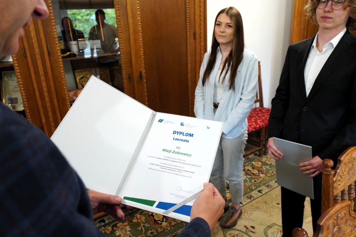 04. Dyplom dla laureatki.