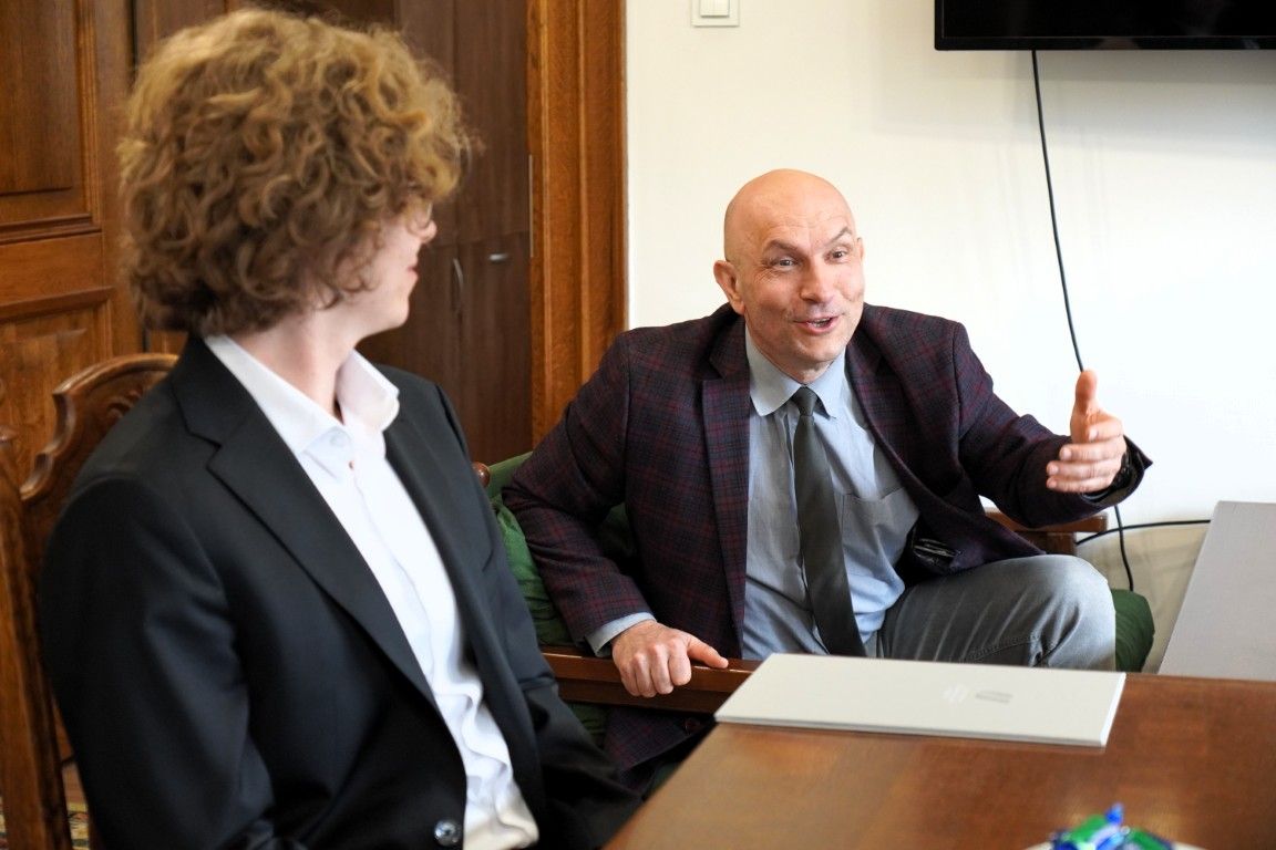 10. Piotr Pawlukowicz w czasie rozmowy.